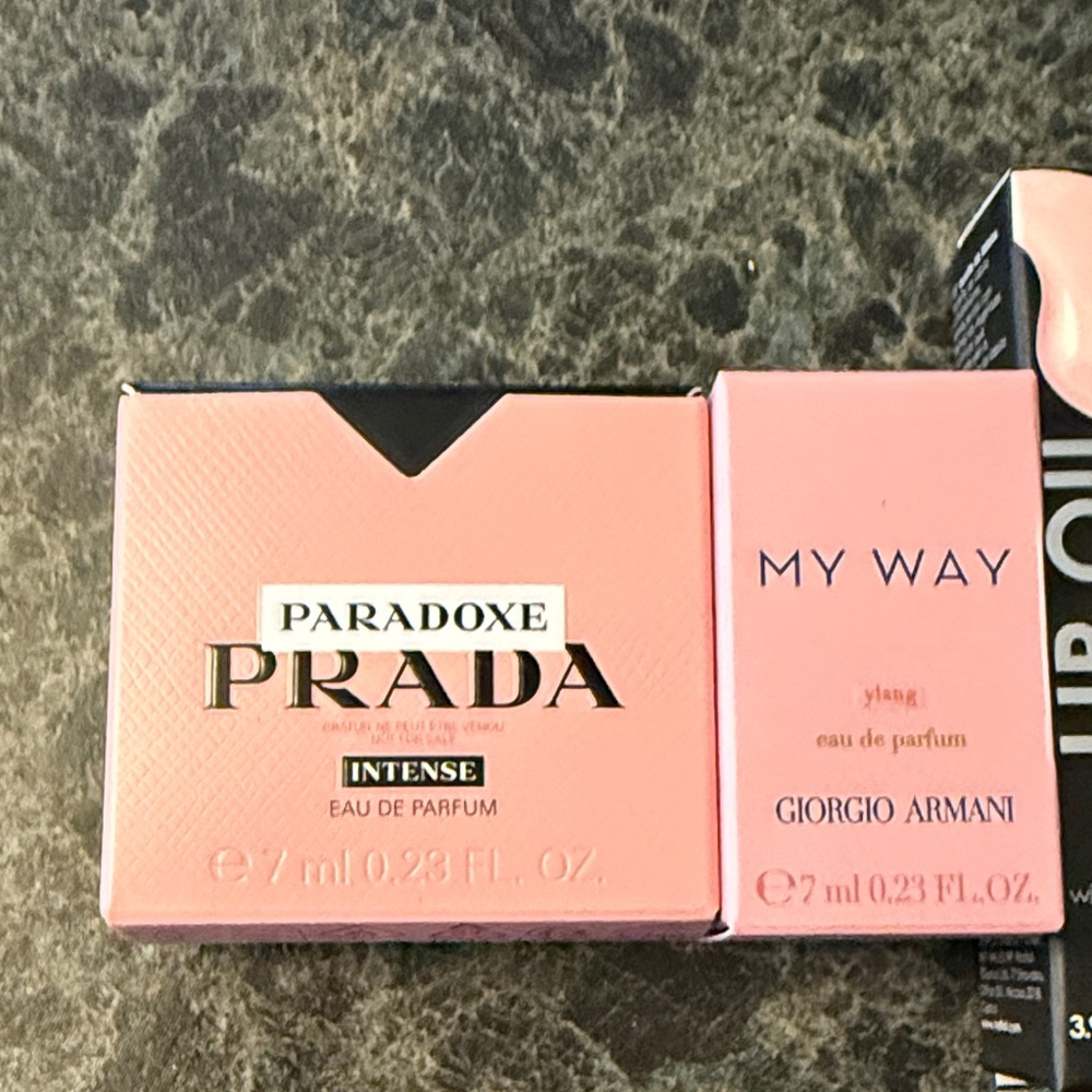 Prada Paradoxe Intense Lip Oil & Pink Packaging Set - Picture 2 of 4